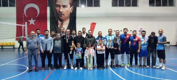 Aydıntepe'de 30 Ağustos Zafer Kupası'nın şampiyonu Yakutiye Gençlik oldu