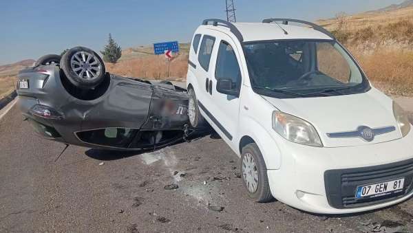 Beypazarı'nda otomobillerin çarpıştığı kazada 3 kişi yaralandı
