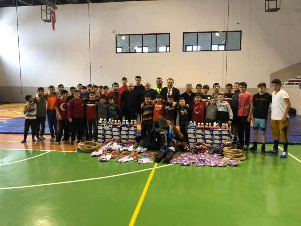Gölköylü genç güreşçilere malzeme desteği 