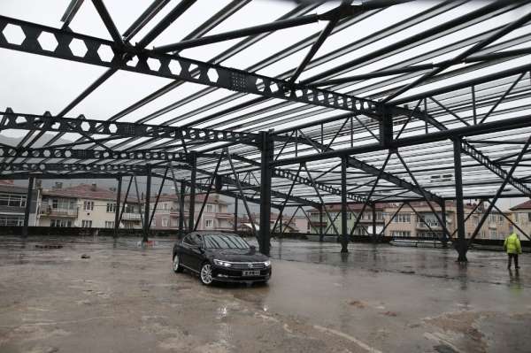 Bursa'da katlı otoparkın çatısı spor salonu oluyor 
