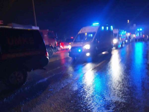 Adana Gaziantep otoyolu Nurdağı gişelerinde yolcu otobüsü şarampole yuvarlandı. Kazada en az 20-25 kişi yaral