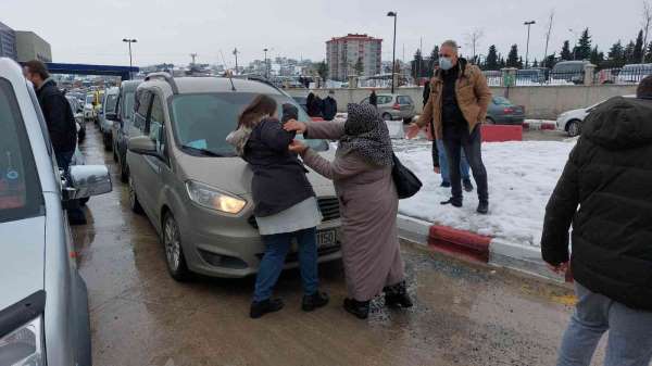 Genç kız hastane bahçesindeki araçların yolunu kesip olay çıkarttı