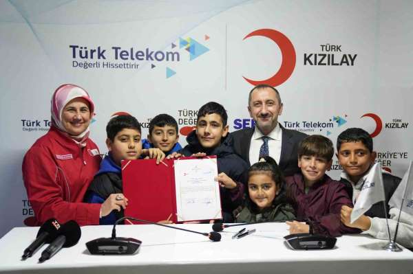 Türk Telekom ve Kızılay'dan deprem bölgesindeki öğrencilere eğitim ve teknoloji desteği