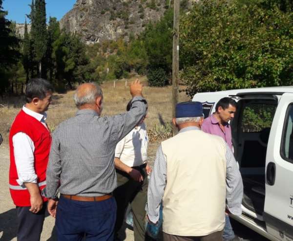 Boyabat'ta evi yanan aileye Kızılay'dan yardım eli