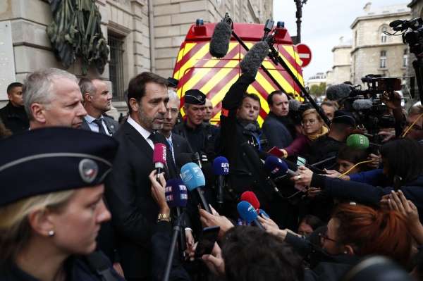 Fransa İçişleri Bakanı Castaner, saldırı yerini ziyaret etti 