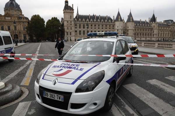 Paris'teki bıçaklı saldırgan polis çıktı: 4 ölü