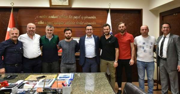 Paşa'da imzalar peş peşe geldi