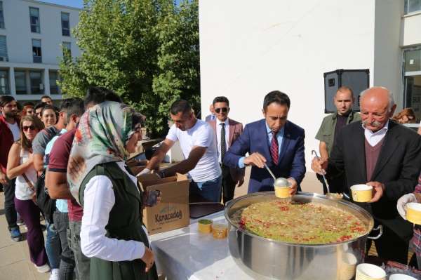 Üniversite öğrencilerine aşure ikramı