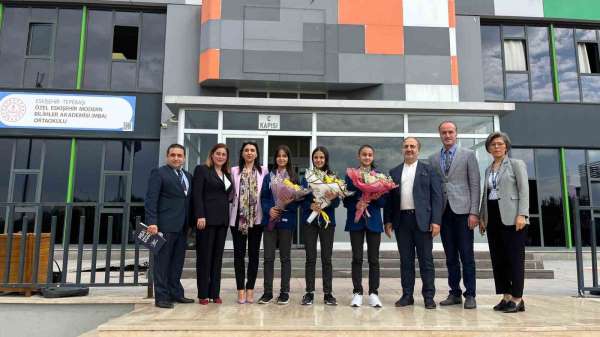 Badminton şampiyonlarına Dr. Hüseyin Bozkurt'tan ödül