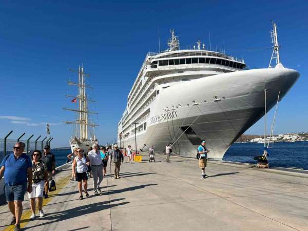 Bodrum'a 2 gemi ile 717 turist geldi