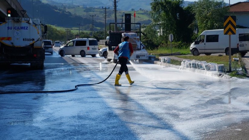 Samsun'da boya kutuları yola saçıldı, yol beyaza boyandı