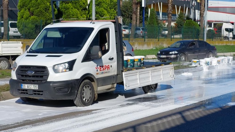 Samsun'da boya kutuları yola saçıldı, yol beyaza boyandı