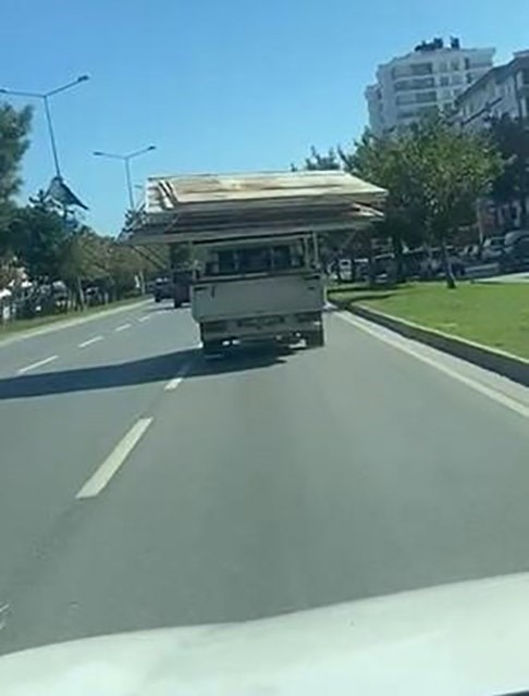 Samsun'da trafikte tehlike saçan görüntü: Yolun yarısını kaplayarak malzeme taşıdı