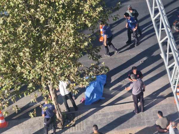 Husumetlileri tarafından mahalleden gönderilen şahıs silahlı saldırıda öldü