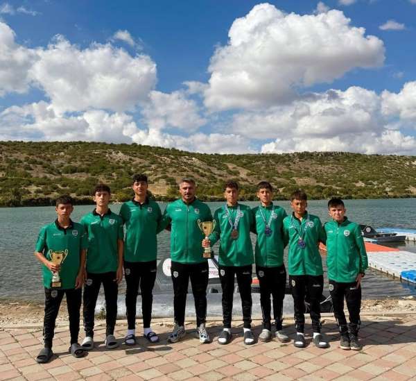 Sakarya Büyükşehir sporcuları Eskişehir'de ikincilik kupasını kaldırdı