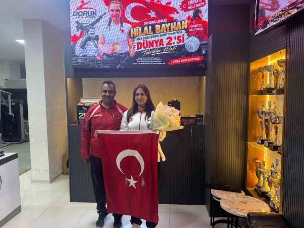 Dünya ikincisi Hilal Bayhan'a coşkulu karşılama