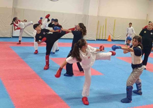 Genç sporcular haftanın 6 günü karate yapıyor