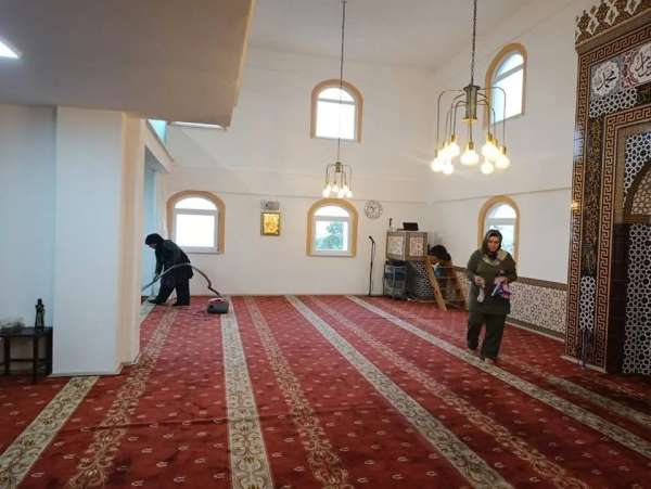 Kadınlardan imece usulü cami temizliği