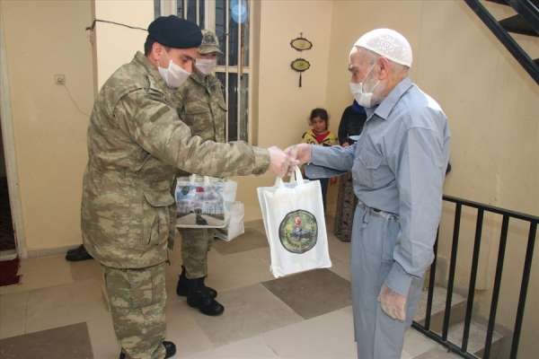MSB, şehit ve gazi aileleri ile 65 yaş üzeri vatandaşlara yaşam malzemesi dağıtt