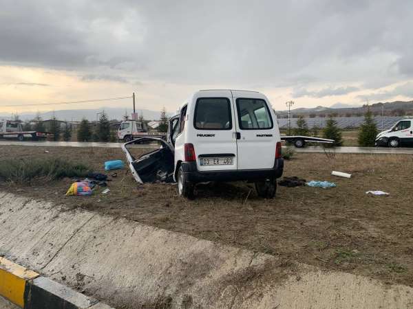 Isparta'da trafik kazası: 3 ölü, 8 yaralı (1)