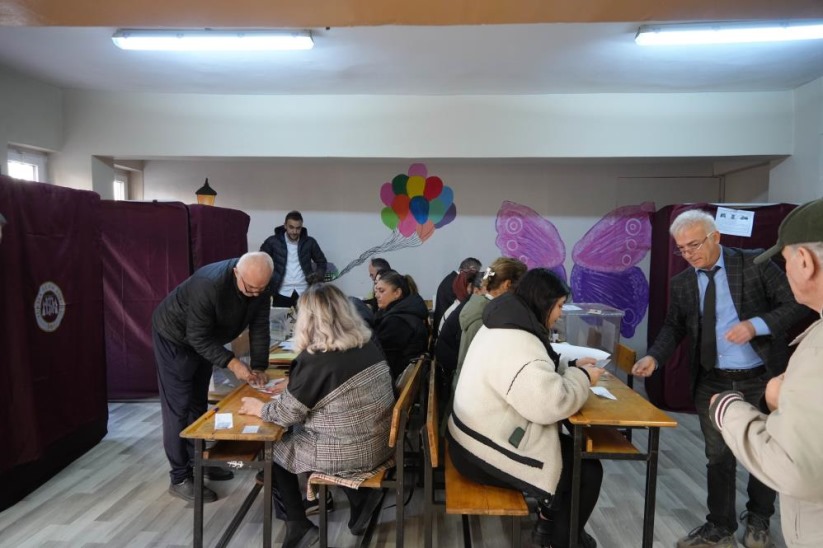 Samsunlu seçmenler oylarını kullanıyor