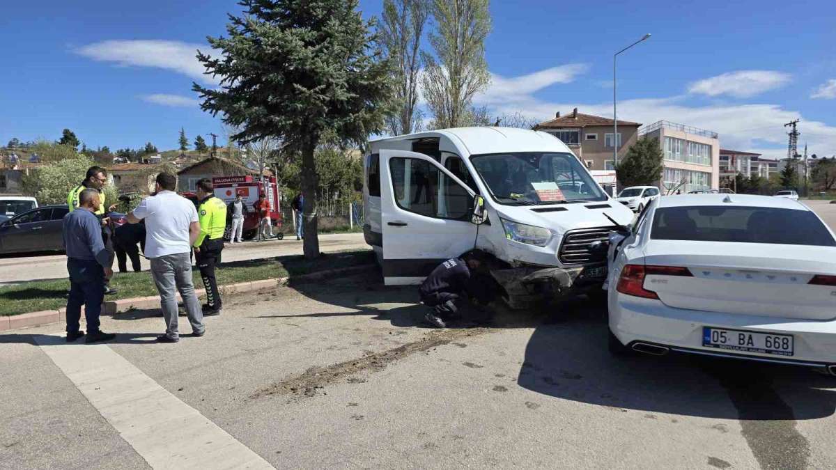 Amasya'da diyaliz hastalarını taşıyan minibüs kazaya karıştı: 11 yaralı