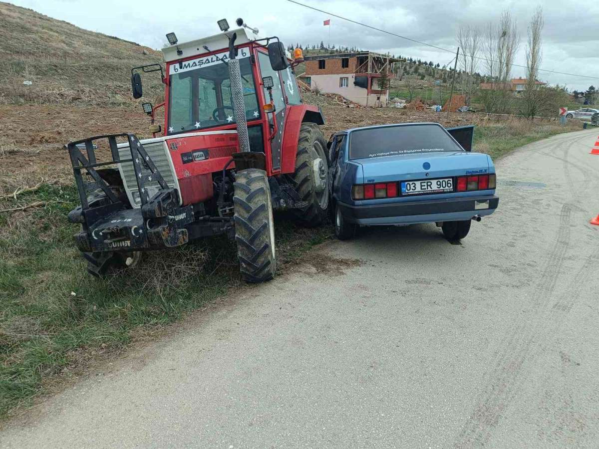Otomobilin traktöre çarptığı kazada 3 kişi yaralandı