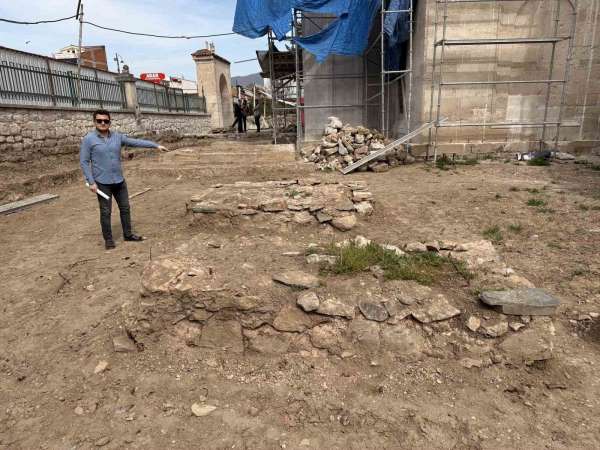 Tokat'ta 540 yıllık cami restorasyonunda keşfedilen mezarlar sanat tarihçileri tarafından inceleniyor