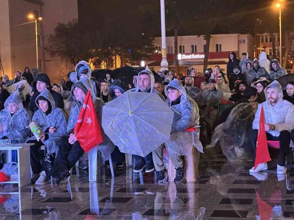 A Milli Futbol Takımı'na yağmur altında destek