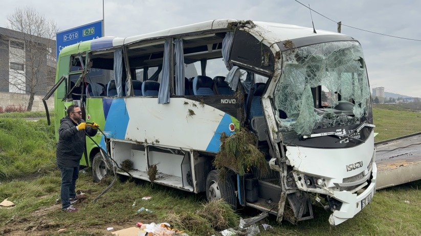 Yarışmadan dönen öğrencileri taşıyan midibüs şarampole devrildi: 9'u öğrenci 15 yaralı