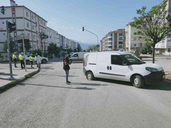 Kazada savrulan hafif ticari aracın çarptığı yaya hayatını kaybetti