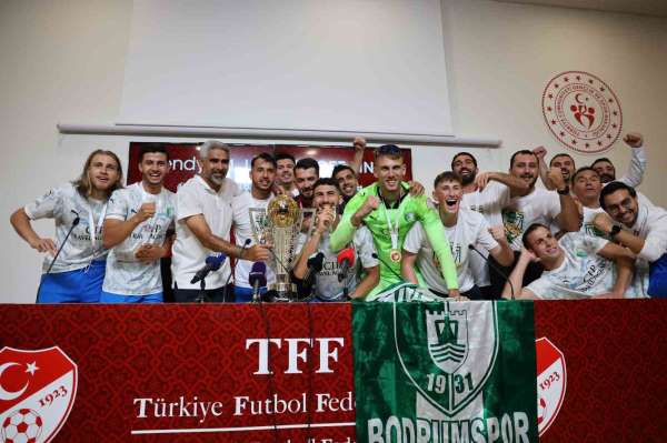 Bodrum FK'lı futbolcular basın toplantısını bastı