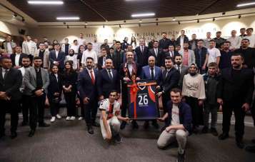 Bakan Bayraktar, Anadolu Üniversitesi'nde gençlerle buluştu