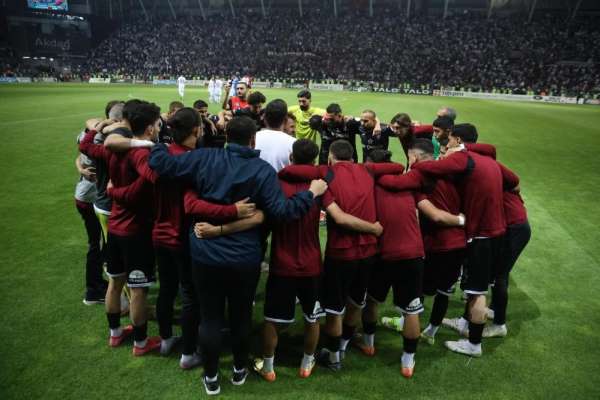 Batmanspor ve Vanspor taraftarlarını taşıyan araçlar, Kayseri'de oynanacak final öncesi Elazığ güzergahını kul