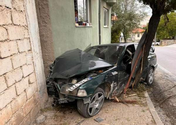 Hisarcık'ta ehliyetsiz sürücü polisten kaçarken kaza yapıp yaralandı