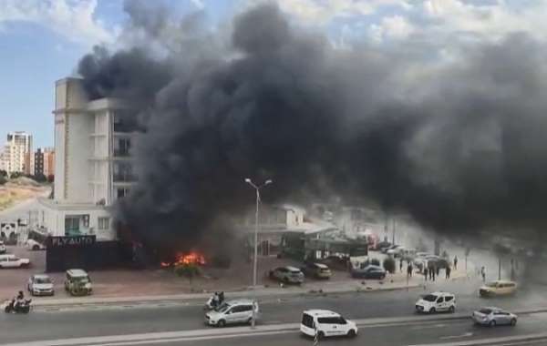 Mersin'de korkutan yangın: Patlama sesleri ile alevler yükseldi