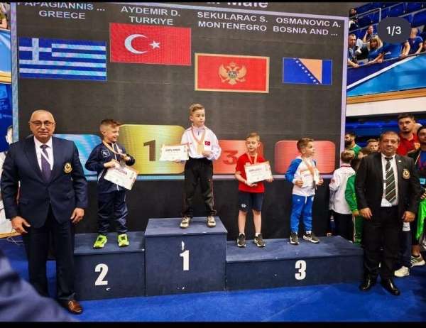 Minik karateci Balkanlar'dan altın madalya ile döndü