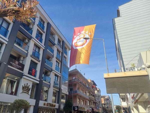 Salihli'de caddelere Galatasaray bayrakları asıldı