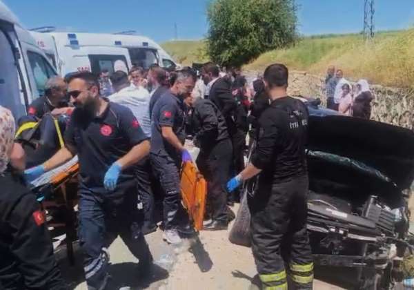 Batman'da istinat duvarına çarparak duran otomobildeki 5 kişi yaralandı