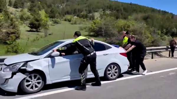 Bolu'da polis ekipleri kaza yapan aracı iterek trafiği rahatlattı
