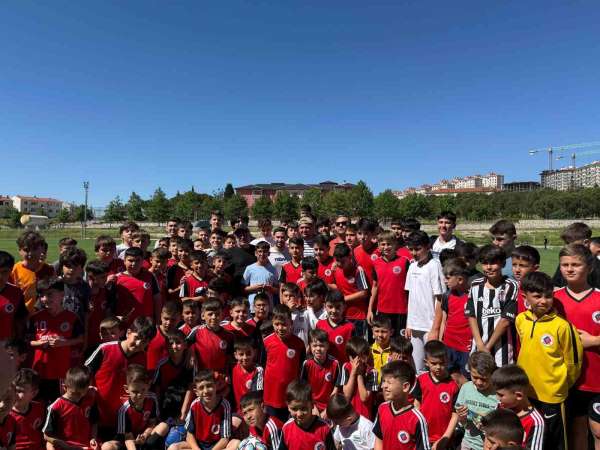 Cengiz Ünder, memleketi Balıkesir'de genç sporcularla buluştu