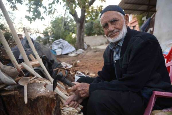 Hatay'da 85 yaşındaki usta, 70 yıldır ağaç dallarını keser ve bıçakla kaşığa dönüştürüyor