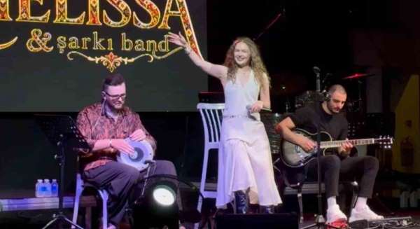 Romanyalı yıldız Amelissa'dan Bodrum'da bayram şovu