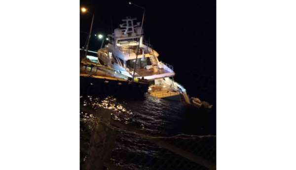 Sinop'ta lüks yat su alarak yan yattı: 6 mürettebat kurtarıldı