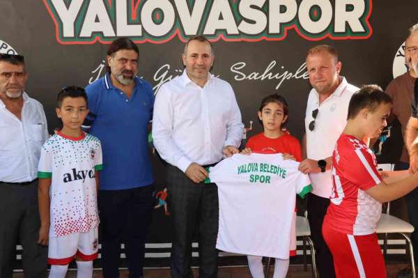 Yalova Belediyesi'nden Yalovaspor'a malzeme desteği