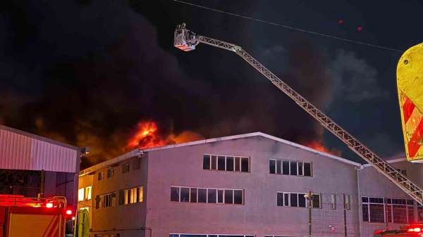 Arnavutköy Bolluca Mahallesi'nde fabrikada patlama sonucunda yangın çıktı, çok sayıda itfaiye ekibi bölgeye se