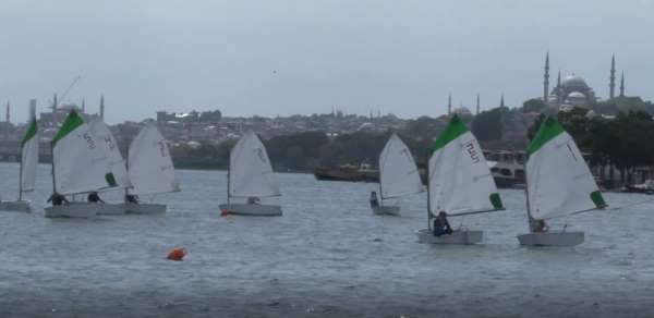 Fatih Belediyesi'nin ev sahipliğinde düzenlenen Optimist Türkiye Takım Şampiyonası, Haliç'te başladı