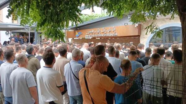 Kızını döven babayı uyardı diye, eşinin gözleri önünde bıçaklanarak öldürüldü