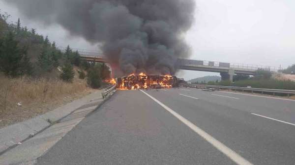 Tarsus'ta kaza yapan elyaf yüklü tır alev alev yandı