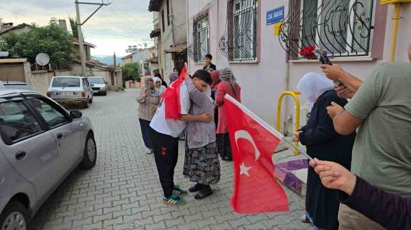 Dünya üçüncüsü milli güreşçi, baba ocağında coşkuyla karşılandı
